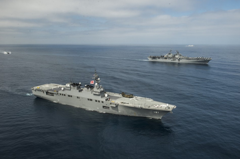 Uy lực khủng khiếp của các chiến hạm Mỹ - Nhật trong đánh chiếm đảo ảnh 1