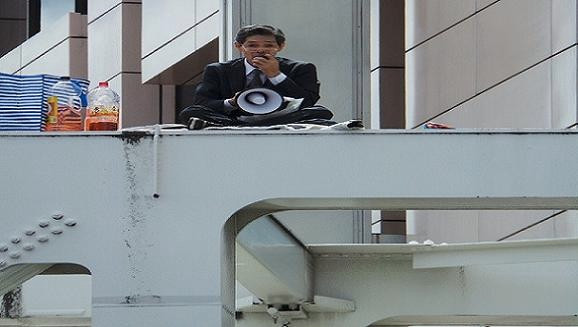 Tự thiêu ở Tokyo để phản đối chính sách phòng thủ tập thể ảnh 1