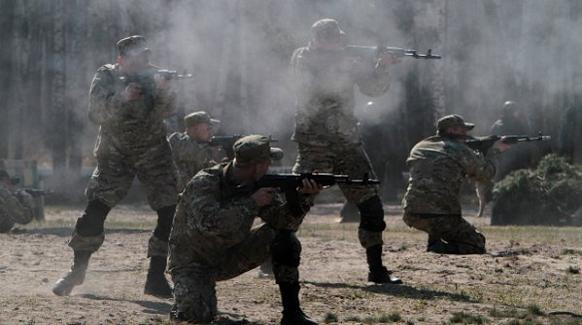 Tự vệ địa phương bao vây 2.000 lính Ukraine tại sân bay Lugansk ảnh 1