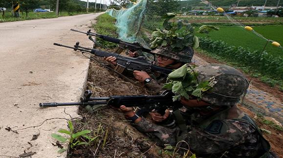 Lính Hàn Quốc xả súng bắn chết 5 đồng đội bị bắt sau khi tự sát không thành ảnh 1