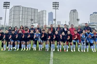 Các "cô gái vàng" vui vẻ nhận lì xì, hứng khởi tập luyện săn vé World Cup