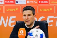 Đập bàn mắng trọng tài, HLV trưởng CLB Ninh Bình nhận án kỷ luật