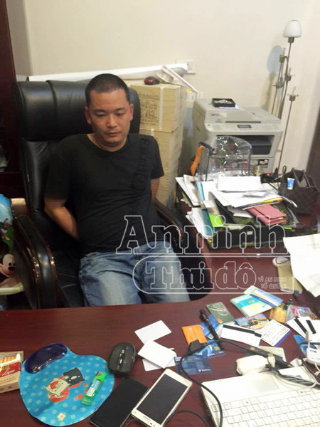 Hà Nội: Bắt giữ 2 người Trung Quốc rút tiền bằng thẻ tín dụng giả ảnh 1