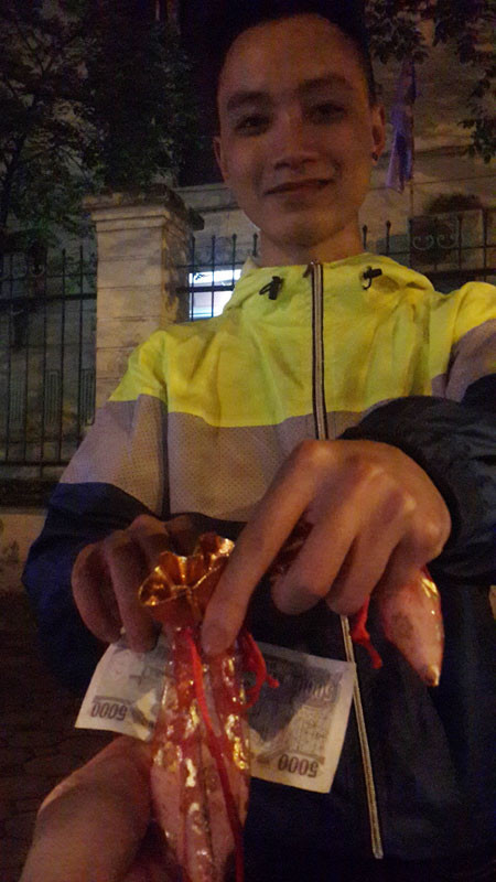 Đêm 30 Tết: Các điểm trông xe tự phát được dịp “bóp chẹt” khách ảnh 7