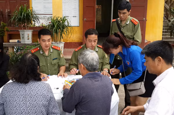 Công an Thủ đô hướng dẫn người dân làm thủ tục hành chính tại huyện Sóc Sơn ảnh 3