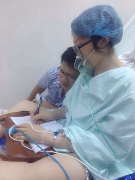 Khoảnh khắc đầu tiên và cuối cùng khi nữ công an gặp con ảnh 10