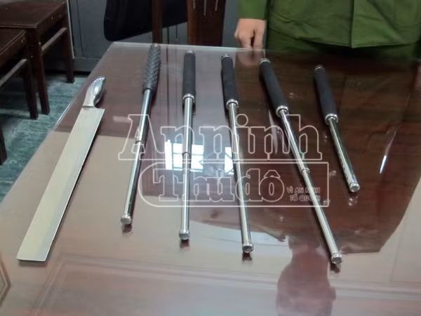 Vây đánh "đối thủ” vì dám dán đè số điện thoại rao vặt ảnh 2