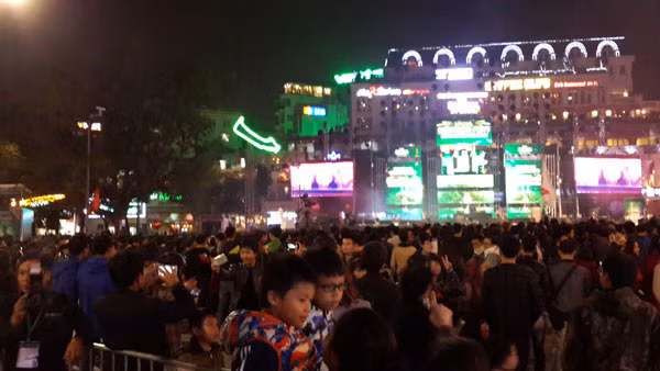 Không khí hân hoan chào đón năm mới 2016 trên khắp mọi miền Tổ quốc ảnh 17