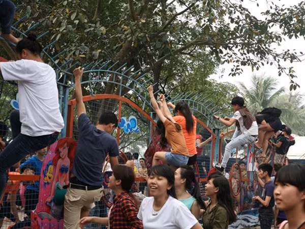 Audio 19-4-2015: Hỗn loạn vượt rào vào công viên nước Hồ Tây và vụ 1 học sinh tử vong do sập tường bể bơi ảnh 1
