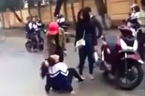 Làm rõ vụ nữ sinh lớp 10 bị hành hung, nhục mạ trước cổng trường ảnh 1 Làm rõ vụ nữ sinh lớp 10 bị hành hung, nhục mạ trước cổng trường ảnh 1