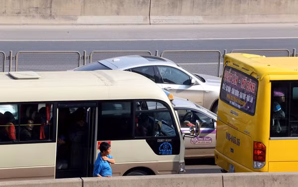 Cửa ngõ thủ đô kẹt xe kéo dài hàng cây số ảnh 5