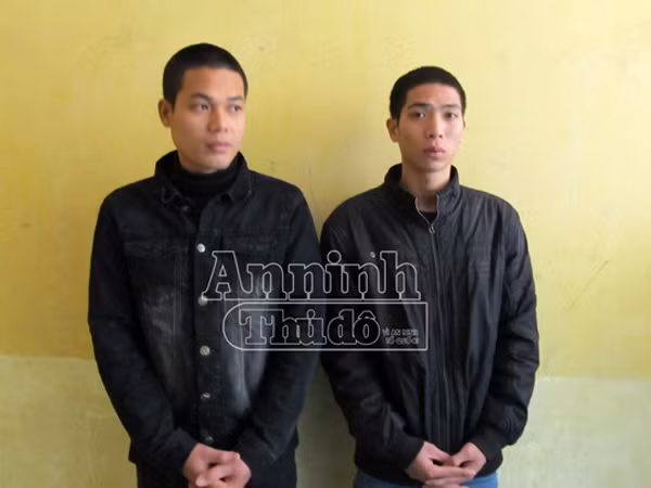 Vây đánh "đối thủ” vì dám dán đè số điện thoại rao vặt ảnh 1