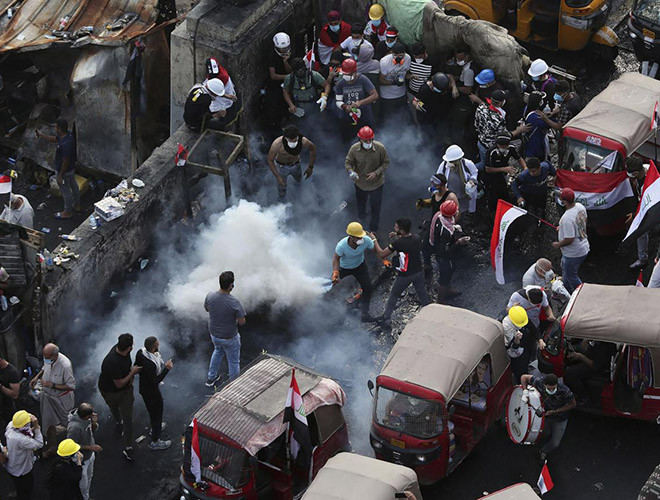Tại Quảng trường Tahrir ở Baghdad, các tình nguyện viên phát thực phẩm, đồ uống, mặt nạ phòng độc và các lái xe tuk-tuk hiện đang được ưu tiên. Chỉ vài tuần trước, những chàng trai trẻ này đã phải vật lộn để kiếm được thậm chí chỉ 20 USD/ngày với công việc của mình