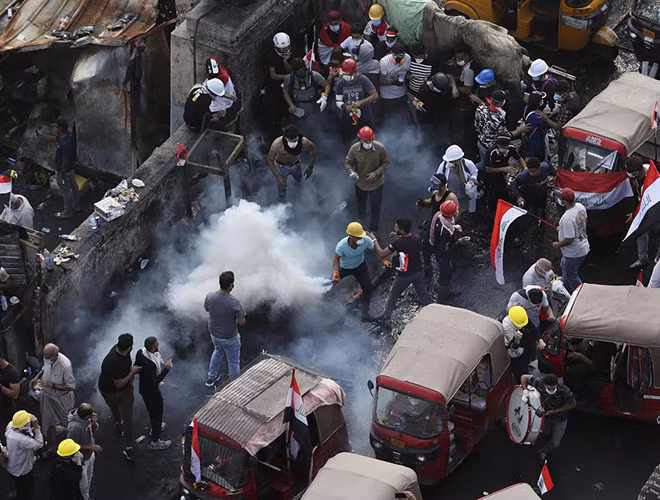 Tại Quảng trường Tahrir ở Baghdad, các tình nguyện viên phát thực phẩm, đồ uống, mặt nạ phòng độc và các lái xe tuk-tuk hiện đang được ưu tiên. Chỉ vài tuần trước, những chàng trai trẻ này đã phải vật lộn để kiếm được thậm chí chỉ 20 USD/ngày với công việc của mình