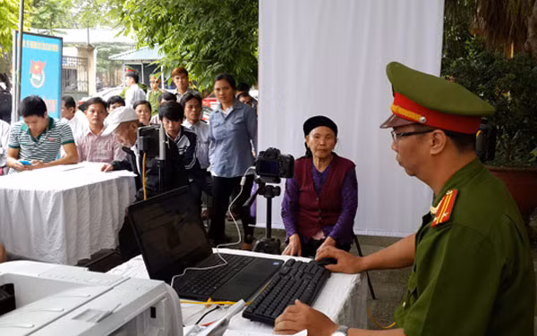 Công an Thủ đô hướng dẫn người dân làm thủ tục hành chính tại huyện Sóc Sơn ảnh 2