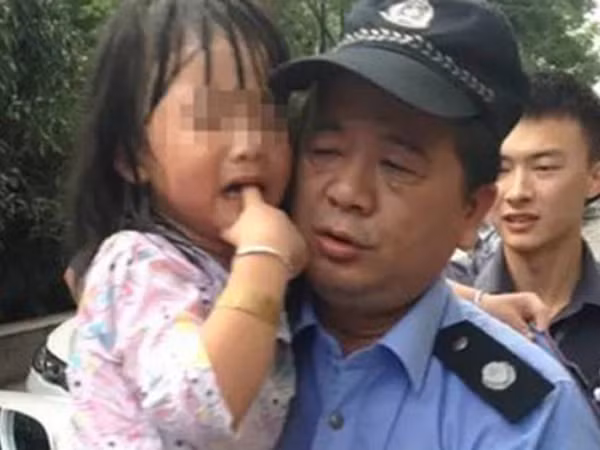 Bé gái bị bỏ quên trong ô tô may mắn sống sót ảnh 1