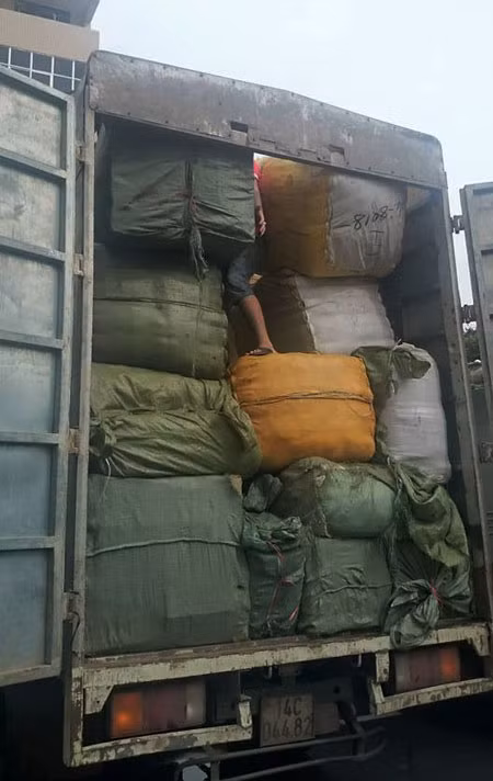 Hà Nội: Bắt giữ 5 xe tải, vận chuyển gần 20 tấn hàng hóa nhập lậu ảnh 1