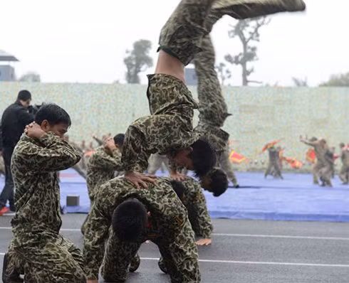 Những màn biểu diễn võ thuật "thót tim" của đặc công đặc biệt tinh nhuệ ảnh 1