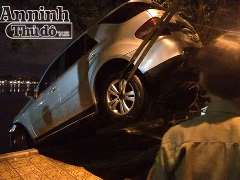 Xe sang Mercedes ML350 mất lái bay ra giữa hồ Trúc Bạch ảnh 5