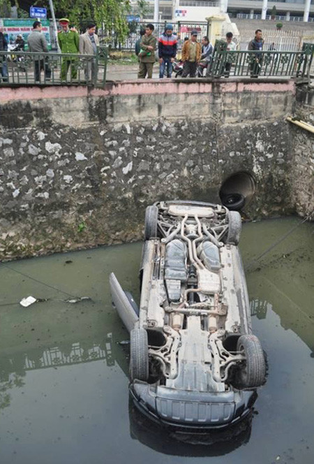 Hà Nội: Nhấn nhầm chân ga, Audi Q7 lật ngửa dưới mương nước ảnh 2 Hà Nội: Nhấn nhầm chân ga, Audi Q7 lật ngửa dưới mương nước ảnh 2