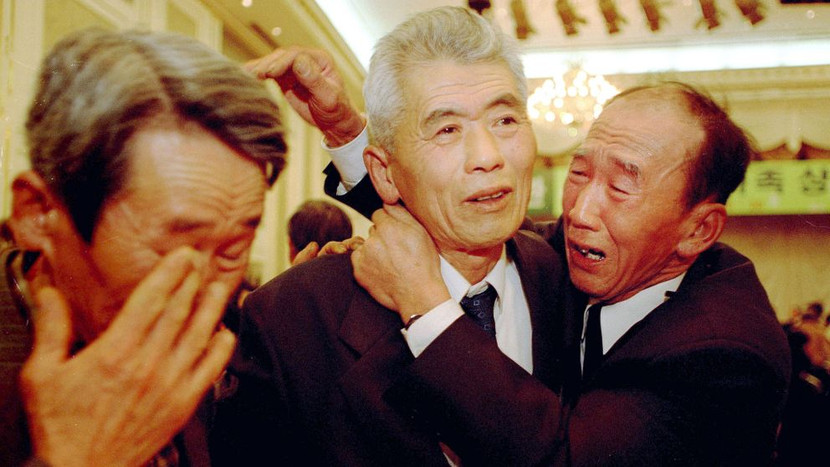 Năm 2007, Tổng thống Hàn Quốc Roh Moo Hyun tới Bình Nhưỡng hội đàm với nhà lãnh đạo Kim Jong Il. Họ đã ký Tuyên bố hòa bình kêu gọi đàm phán để thay thế Hiệp ước đình chiến năm 1953 khi mà vẫn còn 750.000 người có gia đình ly tán. Trong ảnh: Một gia đình gặp lại sau năm 50 chia cách tại cuộc đoàn tụ liên Triều lần thứ ba năm 2011. Năm 2007, Tổng thống Hàn Quốc Roh Moo Hyun tới Bình Nhưỡng hội đàm với nhà lãnh đạo Kim Jong Il. Họ đã ký Tuyên bố hòa bình kêu gọi đàm phán để thay thế Hiệp ước đình chiến năm 1953 khi mà vẫn còn 750.000 người có gia đình ly tán. Trong ảnh: Một gia đình gặp lại sau năm 50 chia cách tại cuộc đoàn tụ liên Triều lần thứ ba năm 2011.