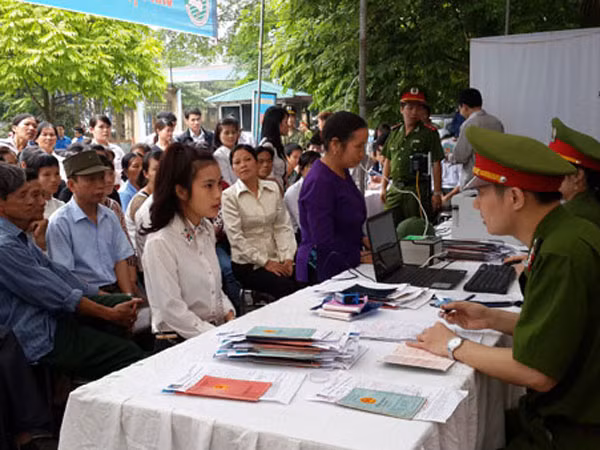 Công an Thủ đô hướng dẫn người dân làm thủ tục hành chính tại huyện Sóc Sơn ảnh 1