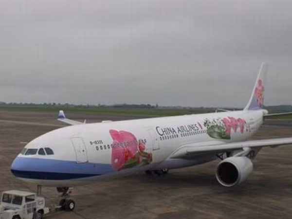 Audio 29-6-2015: Lái xe đạp nhầm ga đâm máy bay và vụ ôsin "thó" nửa tỉ ảnh 1