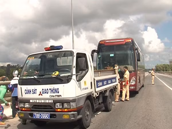 Phạt nặng tài xế xe khách không cứu người bị tai nạn ảnh 1