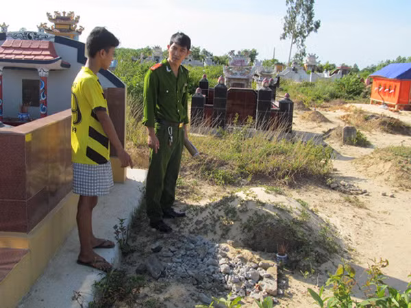 Audio 3-7-2015: Đập vỡ hàng loạt bia mộ lấy sắt bán và vụ tàu hỏa lao xuống kênh đào ảnh 1