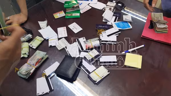 Bắt giữ người đàn ông quốc tịch Ukraine dùng thẻ ATM giả rút tiền tại phố cổ ảnh 3
