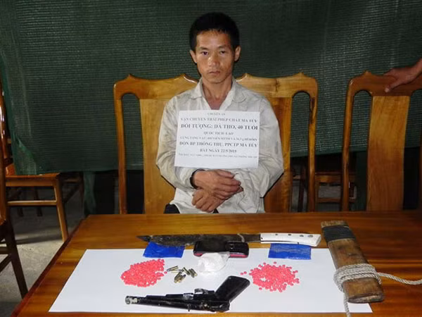 Bắt đối tượng mang 400 viên ma túy tổng hợp từ Lào vào Việt Nam ảnh 1