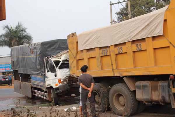 Tông đuôi xe ben, tài xế và phụ xe tải nguy kịch nhập viện ảnh 2