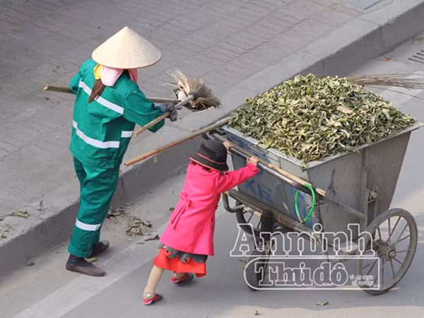 Xúc động hình ảnh em bé đi quét rác cùng mẹ trong ngày Tết ảnh 6