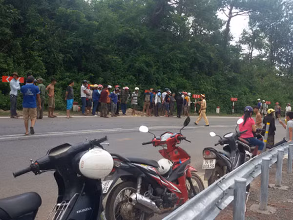 Tai nạn giao thông nghiêm trọng trên Quốc lộ 9, hai người tử vong tại chỗ ảnh 1 Tai nạn giao thông nghiêm trọng trên Quốc lộ 9, hai người tử vong tại chỗ ảnh 1
