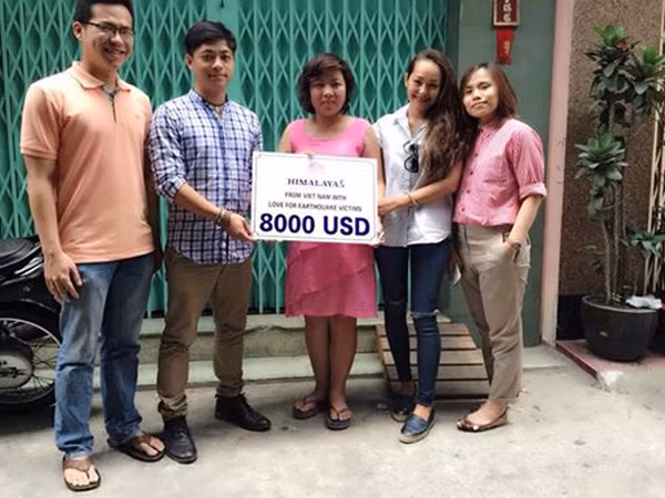 Himalayas Vietnam trao 8.000 USD quyên góp được ủng hộ nạn nhân động đất Nepal ảnh 1