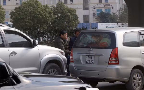 Cửa ngõ thủ đô kẹt xe kéo dài hàng cây số ảnh 3