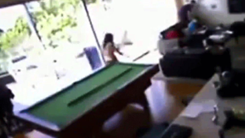 Tối tăm mặt mũi vì đâm đầu vào cửa kính ảnh 1