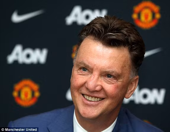 Chùm ảnh: HLV Louis Van Gaal ra mắt tại Manchester United ảnh 1