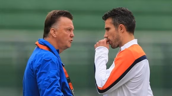 Robin Van Persie có thể phải vắng mặt ở trận bán kết gặp Argentina ảnh 1