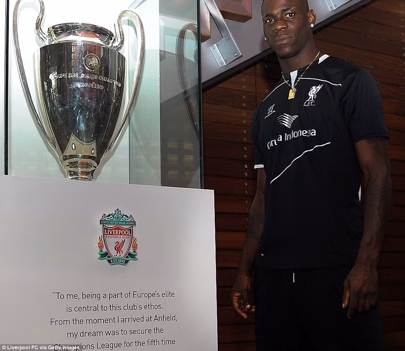 "Siêu quậy" Balotelli chính thức trở thành một "Quỷ Đỏ" vùng Merseyside ảnh 4
