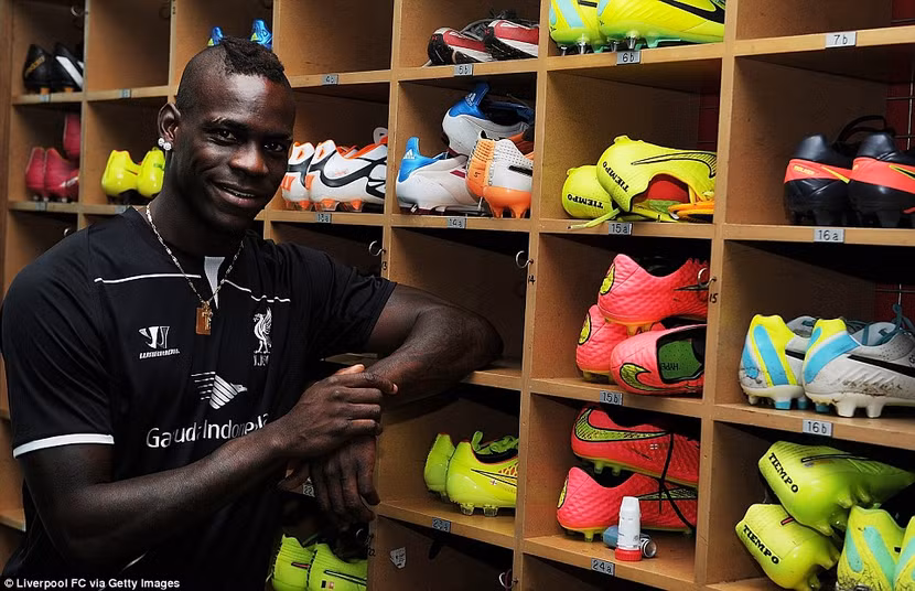 "Siêu quậy" Balotelli chính thức trở thành một "Quỷ Đỏ" vùng Merseyside ảnh 6