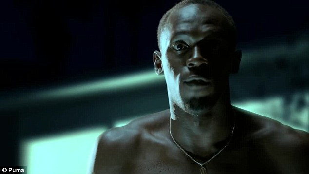 Balotelli và Usain Bolt lại đắm mình cùng những người đẹp ảnh 3