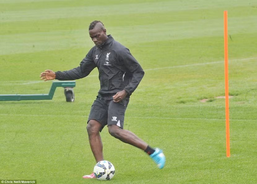 "Siêu quậy" Balotelli chính thức trở thành một "Quỷ Đỏ" vùng Merseyside ảnh 7
