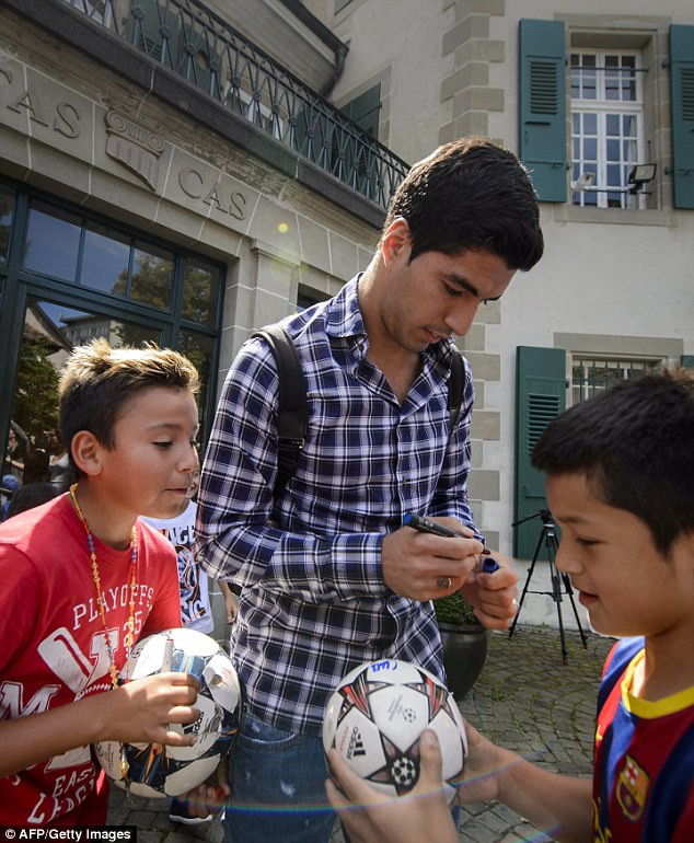 Chùm ảnh: Luis Suarez trước và sau phiên kháng cáo án phạt 4 tháng ảnh 7