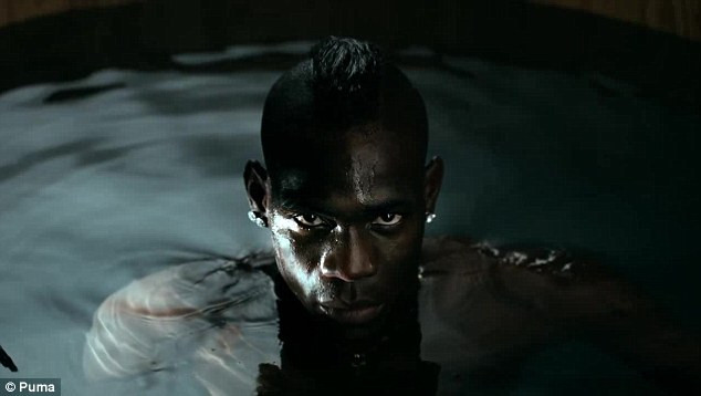 Balotelli và Usain Bolt lại đắm mình cùng những người đẹp ảnh 4