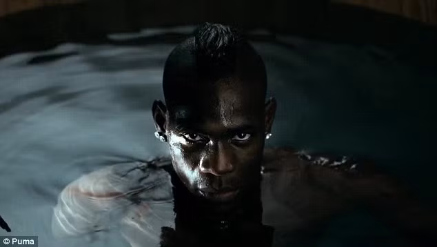 Balotelli và Usain Bolt lại đắm mình cùng những người đẹp ảnh 4