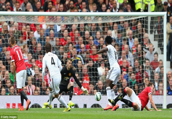 Louis van Gaal “méo xệch” mặt trong ngày mở màn thảm họa cùng M.U ảnh 2 Louis van Gaal “méo xệch” mặt trong ngày mở màn thảm họa cùng M.U ảnh 2