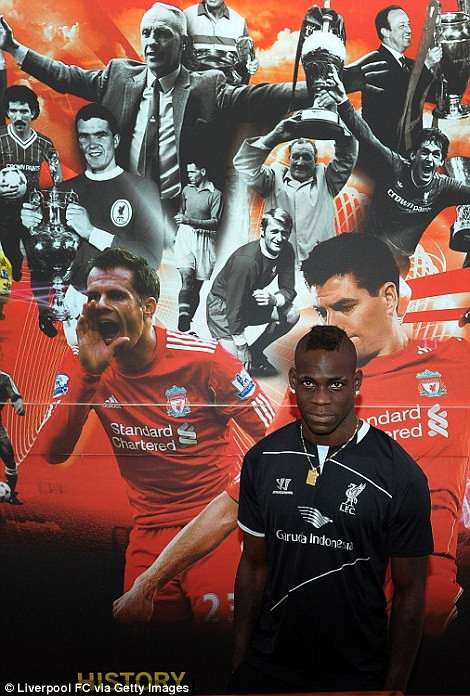 "Siêu quậy" Balotelli chính thức trở thành một "Quỷ Đỏ" vùng Merseyside ảnh 5