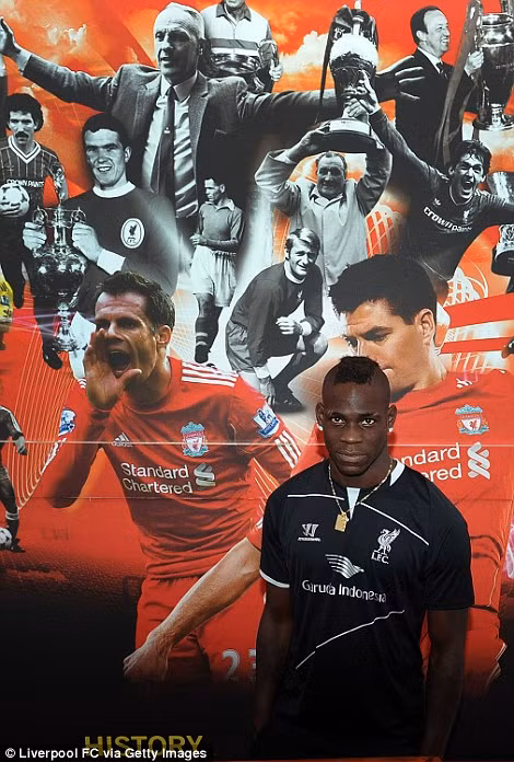 "Siêu quậy" Balotelli chính thức trở thành một "Quỷ Đỏ" vùng Merseyside ảnh 5