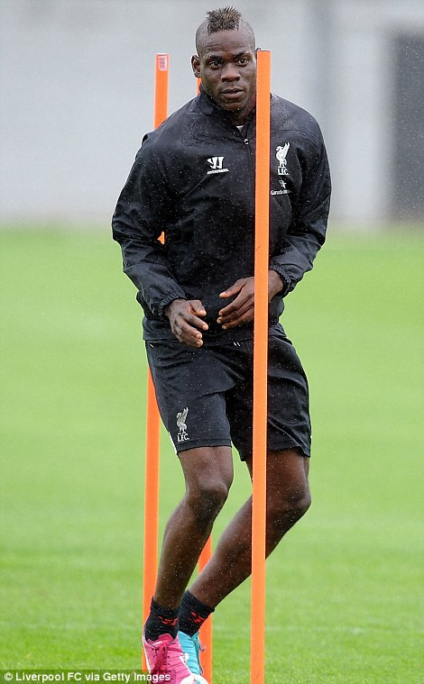 "Siêu quậy" Balotelli chính thức trở thành một "Quỷ Đỏ" vùng Merseyside ảnh 8